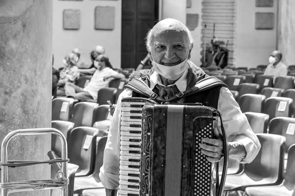 oude muzikant die accordion speelt