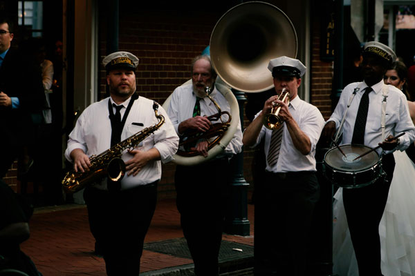 muziekgroep die in de straat speelt